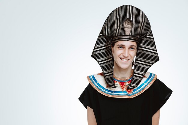 Homem em traje egípcio antigo feliz e positivo em branco