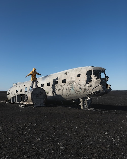 Foto grátis homem em um avião abandonado acidentado