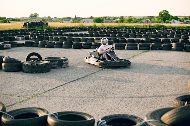 Foto grátis homem em um circuito de kart com um carro