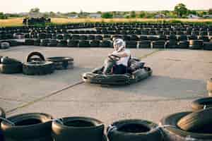 Foto grátis homem em um circuito de kart com um carro