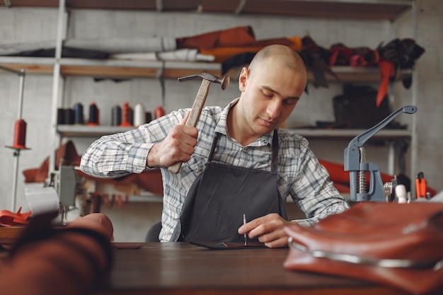 Homem em um estúdio cria artigos de couro