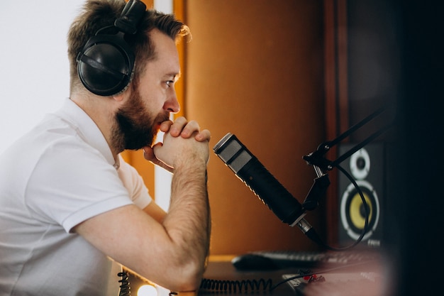 Homem em um estúdio de gravação, produção musical