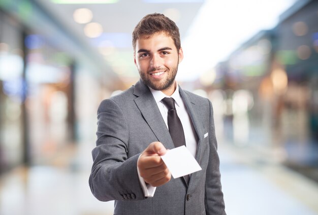 Homem em um shopping center com um papel