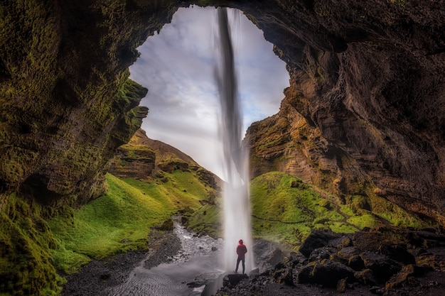 homem em uma caverna na floresta tropical