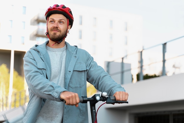 Homem em uma scooter ecológica na cidade