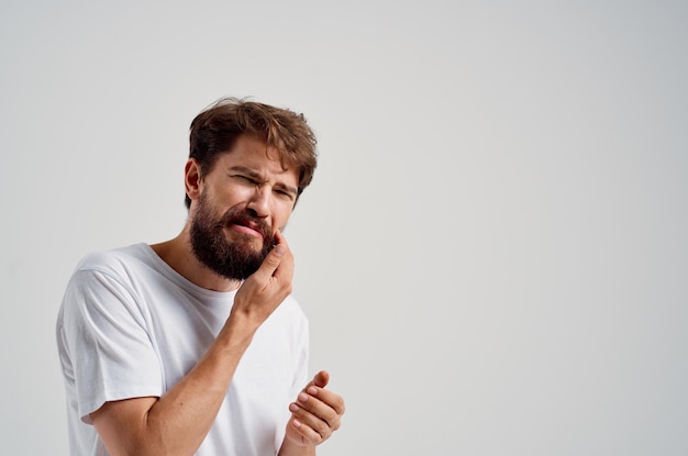 Homem emocional problema odontológico tratamento odontológico isolado fundo