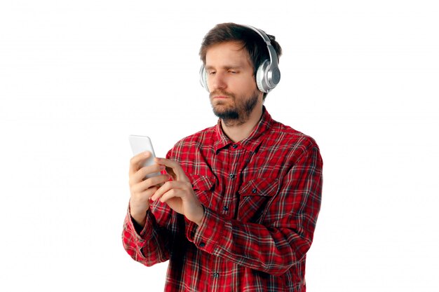 Homem emocional usando smartphone isolado no estúdio branco