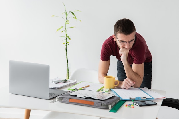 Homem encostado na mesa e sendo focado