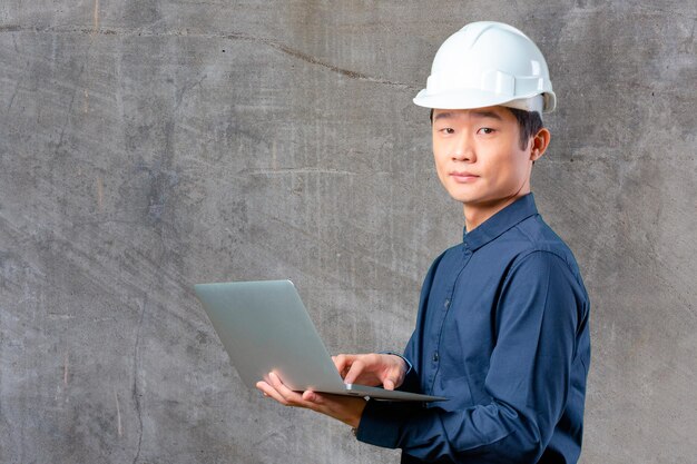 Homem engenheiro asiático com laptop