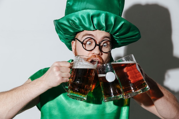 Foto grátis homem engraçado beber dos muitos copos