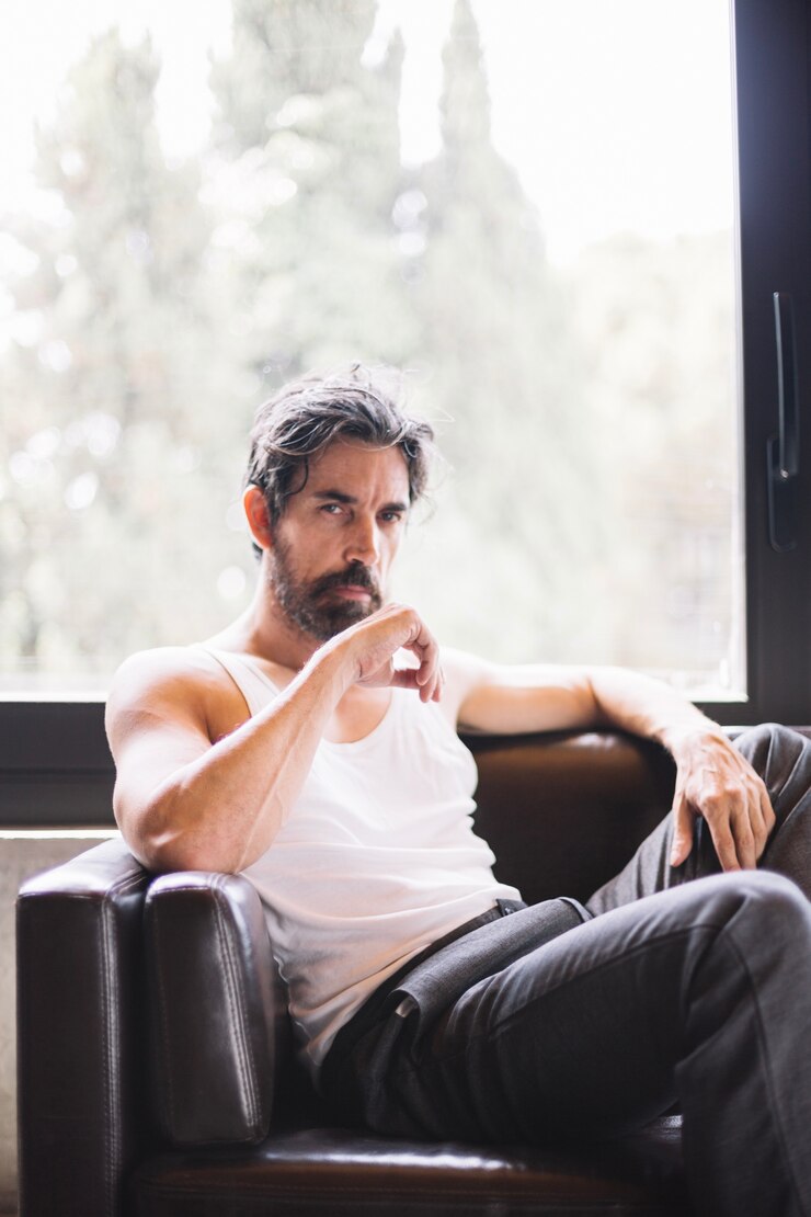 Foto grátis homem envelhecido de barba no sofá