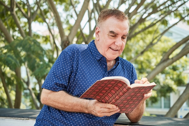 Foto grátis homem envelhecido, leitura