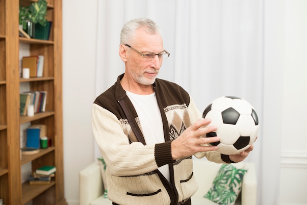Homem envelhecido, segurando bola, em, sala