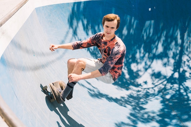 Foto grátis homem equilibrando no skate