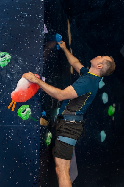 Foto grátis homem escalando dentro de casa na arena