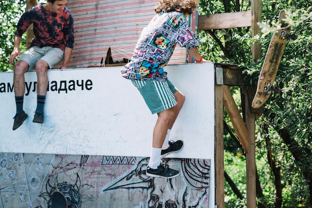 Foto grátis homem escalando na rampa