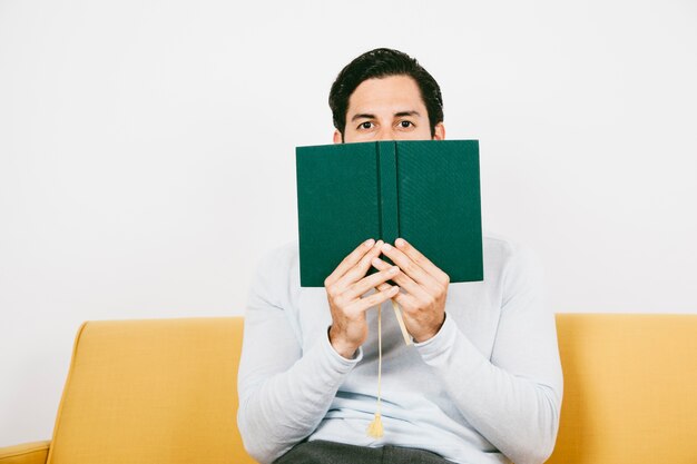 Homem escondido atrás de um livro