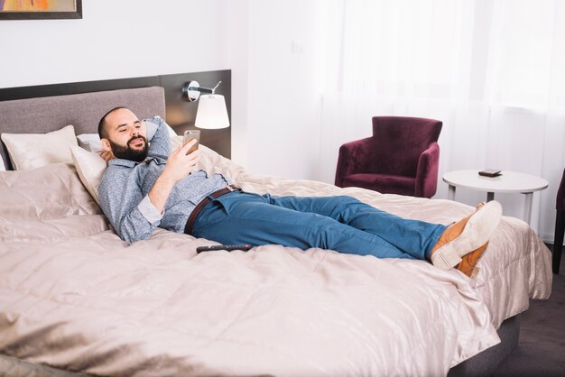 Homem esfriando com smartphone