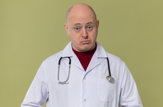 Homem eslavo adulto impressionado com uniforme de médico e estetoscópio