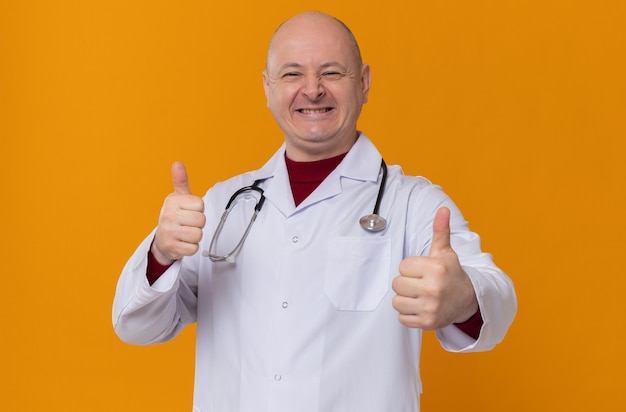 Homem eslavo adulto sorridente com uniforme de médico e estetoscópio apontando para cima