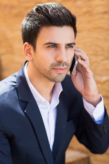 Homem esperto com um telefone em seu ouvido