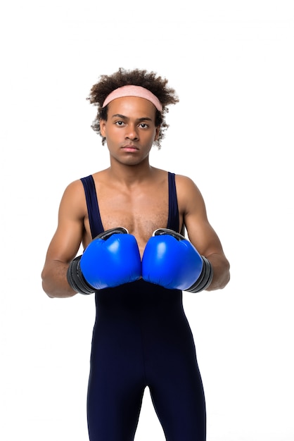 Foto grátis homem esportivo em luvas de boxe posando