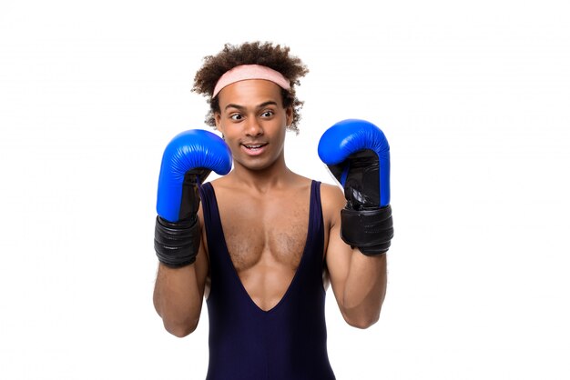 Homem esportivo em luvas de boxe posando