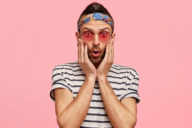 Homem estiloso com óculos escuros e bandana colorida