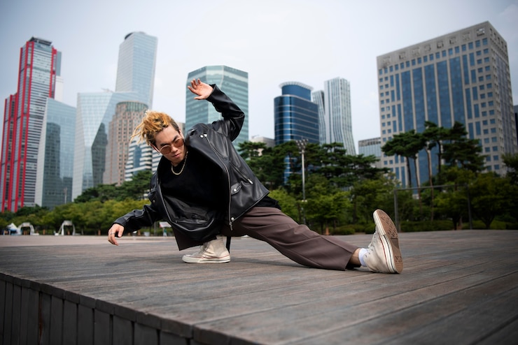 Foto grátis homem estiloso em roupas k-pop na cena urbana