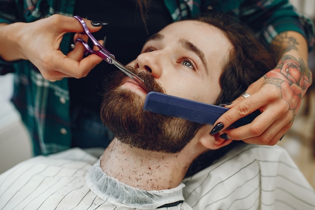 Homem estiloso sentado em uma barbearia