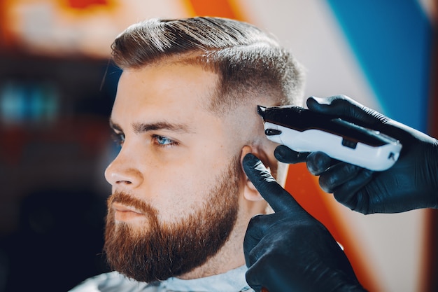 Homem estiloso sentado em uma barbearia