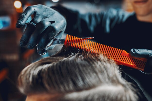 Homem estiloso sentado em uma barbearia