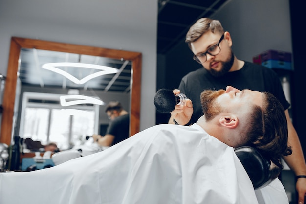 Homem estiloso sentado em uma barbearia