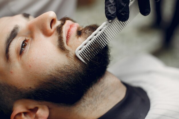 Homem estiloso sentado em uma barbearia