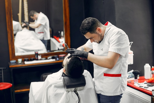 Homem estiloso sentado em uma barbearia