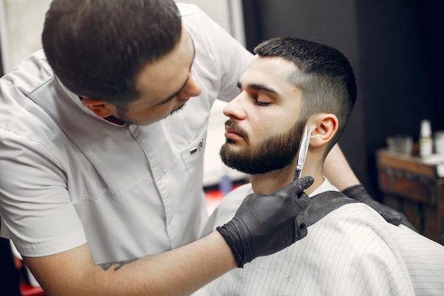 Homem estiloso sentado em uma barbearia