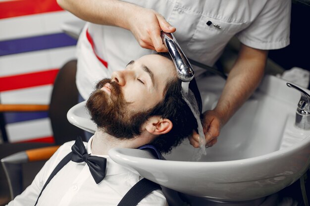 Homem estiloso sentado em uma barbearia