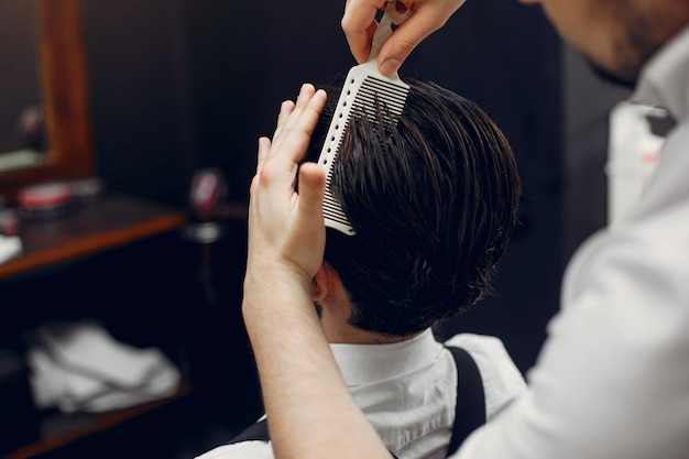 Homem estiloso sentado em uma barbearia