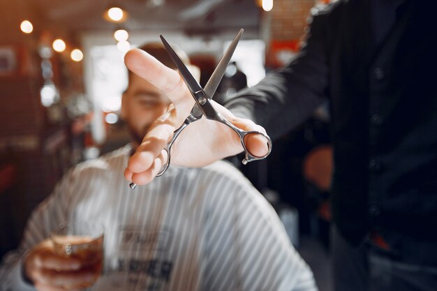 Homem estiloso sentado em uma barbearia