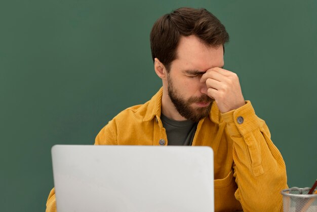 Homem estressado trabalhando em um laptop