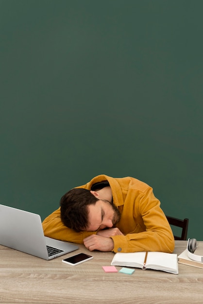 Foto grátis homem estressado trabalhando em um laptop