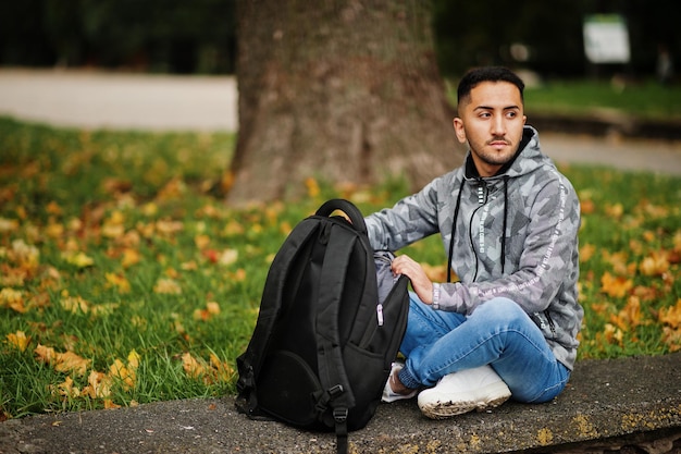 Homem estudante kuwaitiano vestindo capuz com mochila