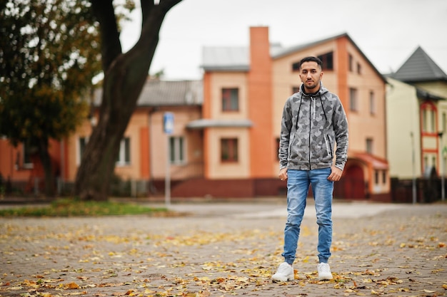 Foto grátis homem estudante kuwaitiano vestindo com capuz