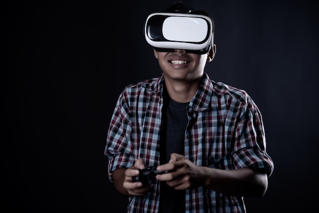 Homem estudante usando óculos de realidade virtual, fone de ouvido Vr.