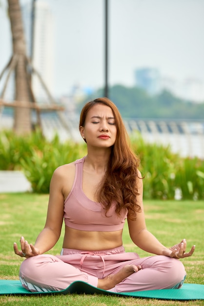 Homem étnico concentrado, meditando ao ar livre