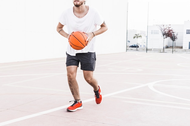 Homem, executando, com, basquetebol