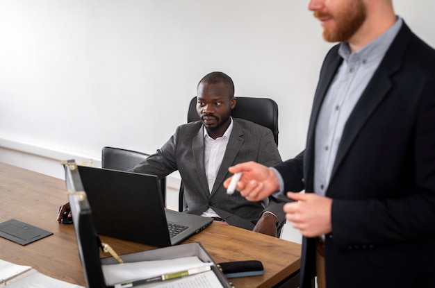 Homem executivo olhando para laptop