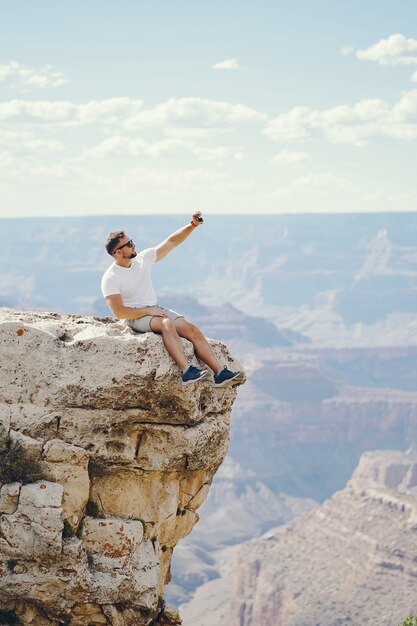 homem explorar o grand canyon no Arizona