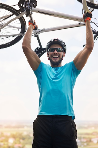 Foto grátis homem extremamente feliz depois de uma longa cavalgada