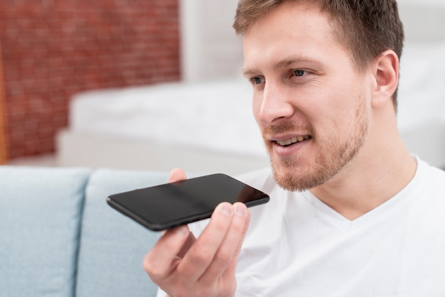 Homem falando com seu assistente de telefone